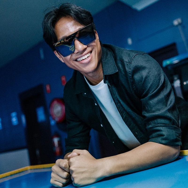 Ugly Fish Retro Xorn PR4736 Matte Black Smoke Polarised Lifestyle